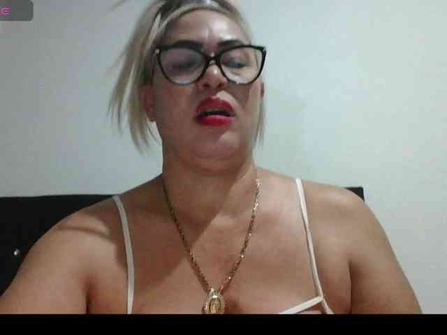 Hotmommyxxx Live Webcam on BongaCams