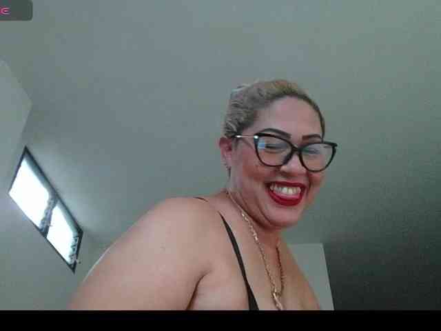 Hotmommyxxx webcam