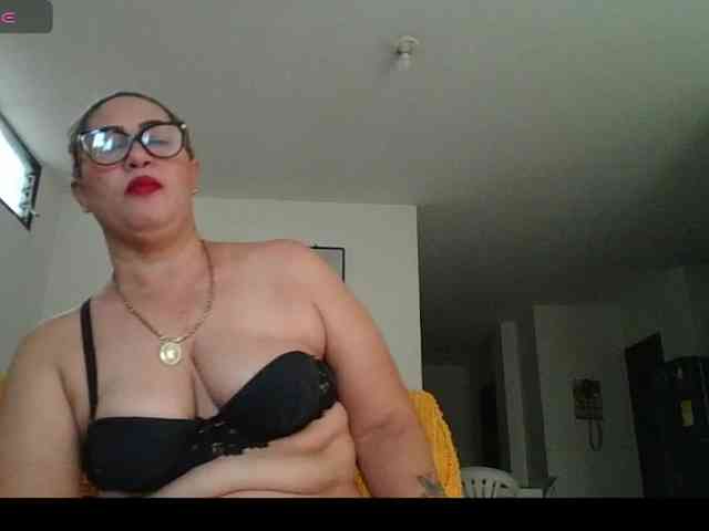 Hotmommyxxx webcam