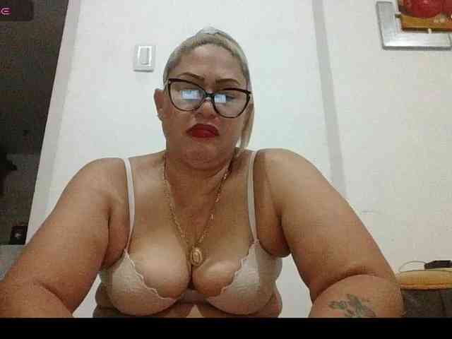 Hotmommyxxx Live Webcam on BongaCams