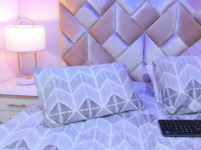 CandyLips4's BongaCams show and profile