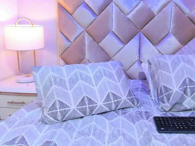 CandyLips4's BongaCams show and profile