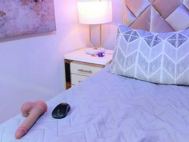 CandyLips4's BongaCams show and profile