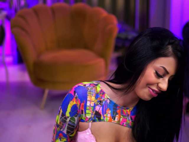 le modèle DelilahRayn est en webcam porno dans un show sur le site bongacams, il possède les tags suivants: White/Caucasian,Brunette,Shaved