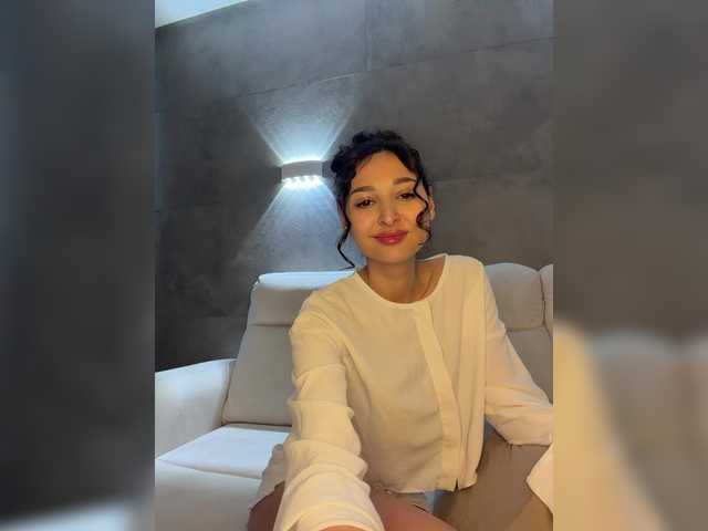 MolliKiana's BongaCams show and profile