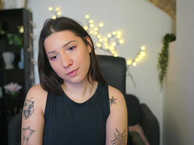 Caylinn18's BongaCams show and profile