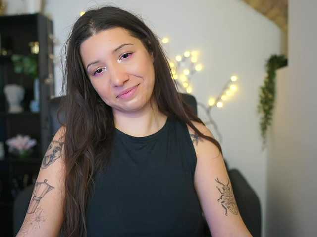 Caylinn18's BongaCams show and profile