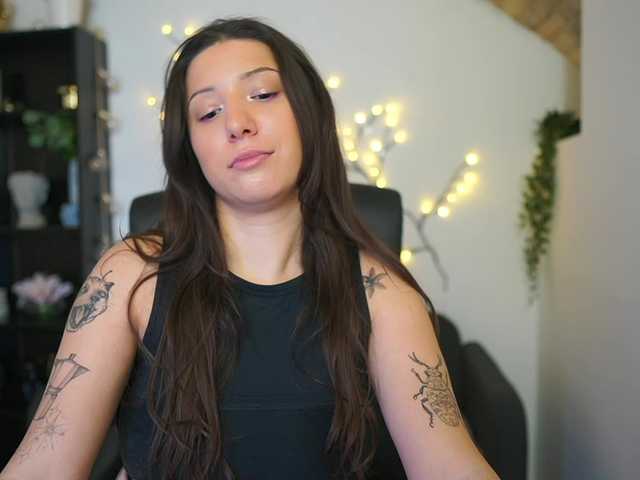 Caylinn18's BongaCams show and profile