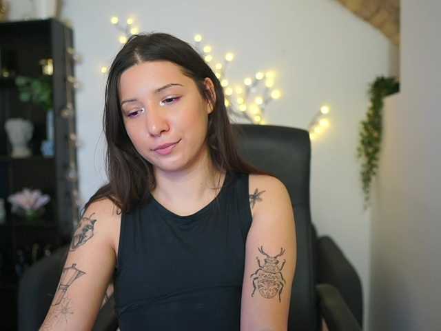 Caylinn18's BongaCams show and profile