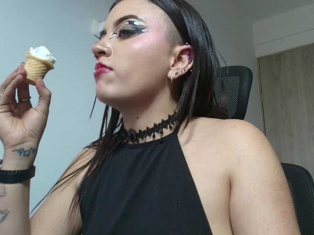 scarletmonroe's BongaCams show and profile