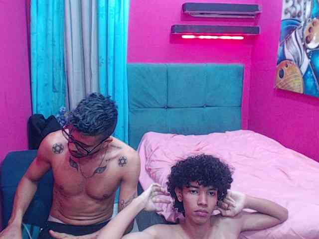 LATINSHUGECOCK Live Webcam on BongaCams