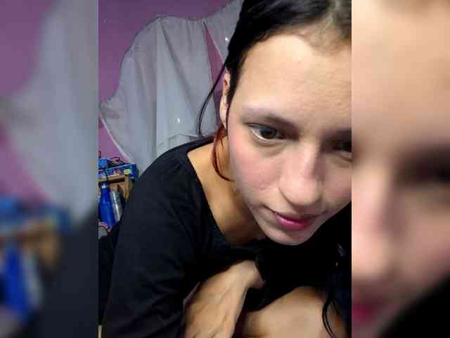 Esmeralda-2petit Live Webcam on BongaCams