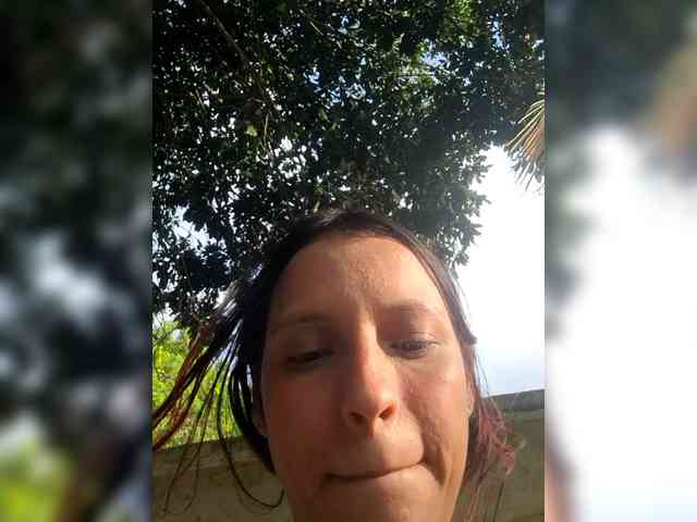 Esmeralda-2petit Live Webcam on BongaCams