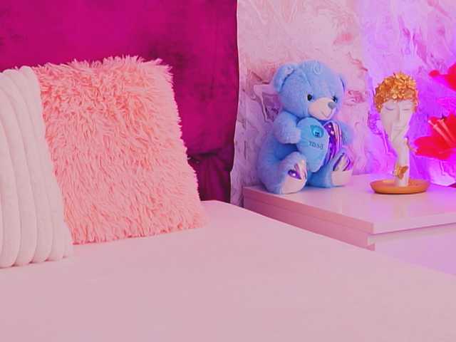 EllinaNuria's BongaCams show and profile