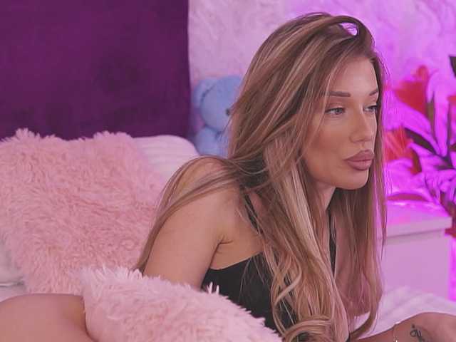 EllinaNuria from BongaCams