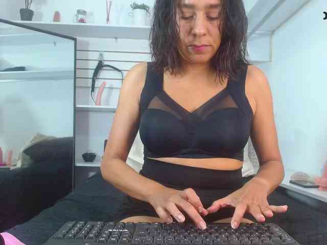 Aleja-sexymilf webcam