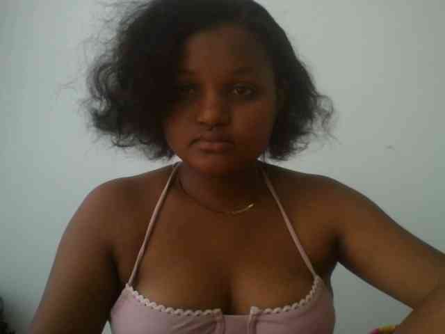 elodiezah Live Webcam on BongaCams