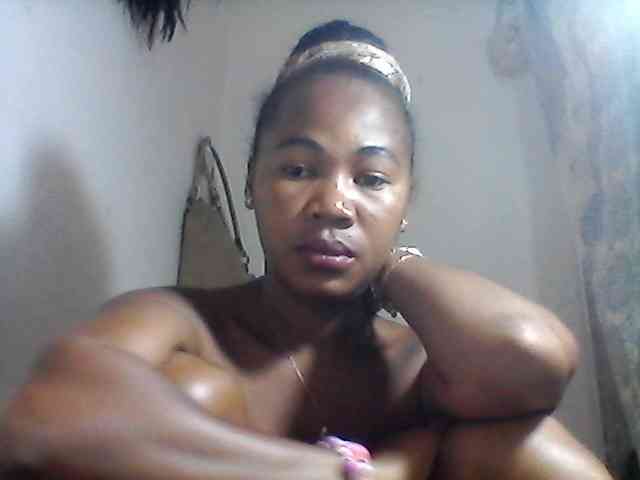 ciennezah Live Webcam on BongaCams