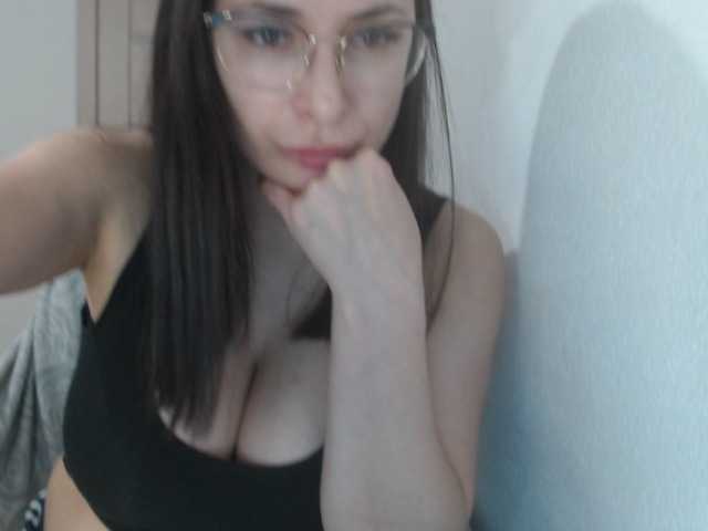 le modèle CrazyDance8 est en webcam porno dans un show sur le site bongacams, il possède les tags suivants: White/Caucasian,Brunette,Shaved