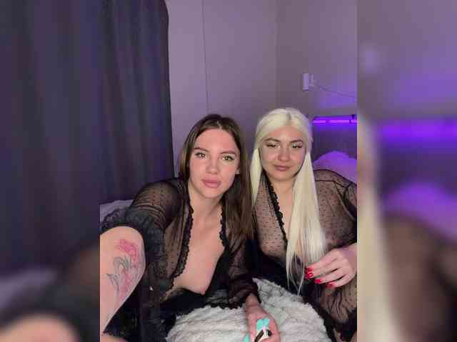 VelvetTwins webcam
