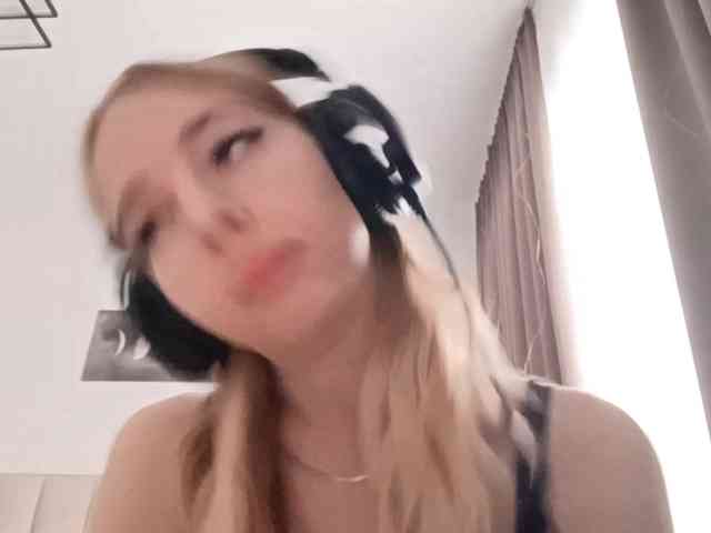 VioletteReeves webcam