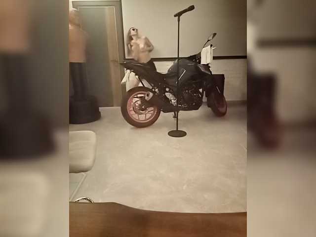 Fox-mia's BongaCams show and profile