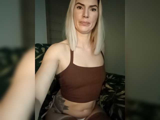 RowenaMinna from BongaCams