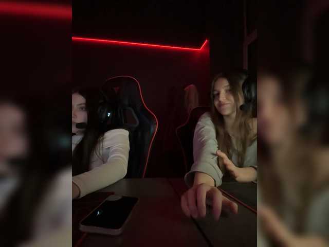 TwinXXL's BongaCams show and profile