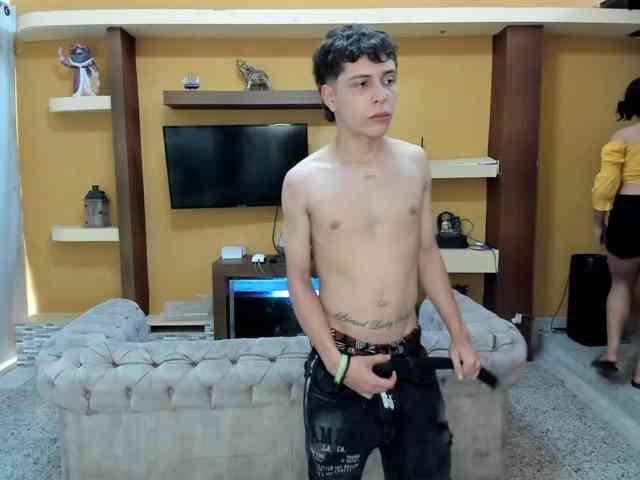 the-roomiesecret webcam