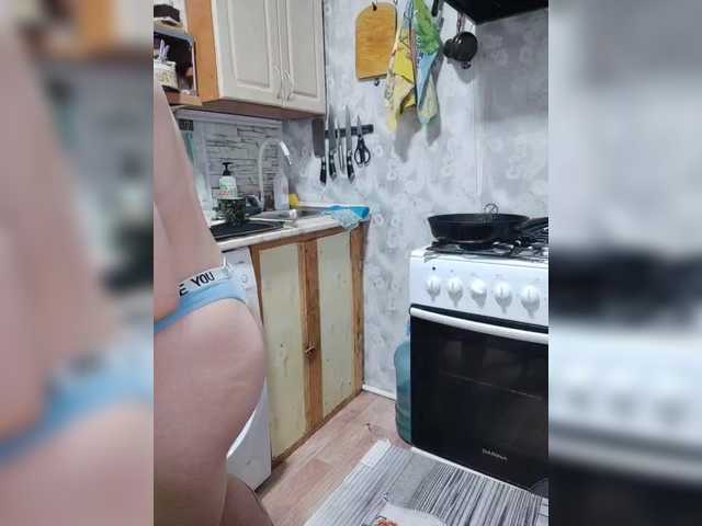 le modèle MmmKonFetkA est en webcam porno dans un show sur le site bongacams, il possède les tags suivants: White/Caucasian,Brunette,Shaved