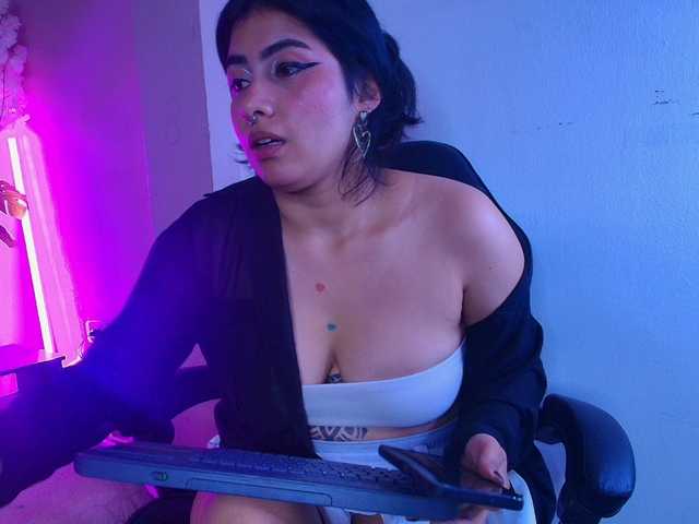 Ariia-Sweett's BongaCams show and profile