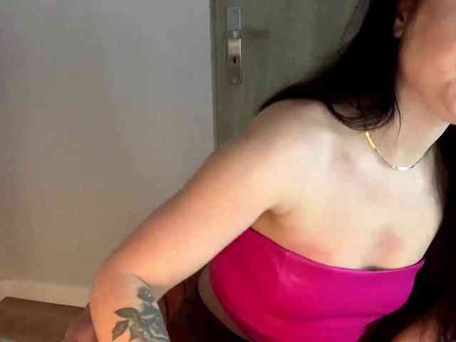 NicoleHotBody webcam