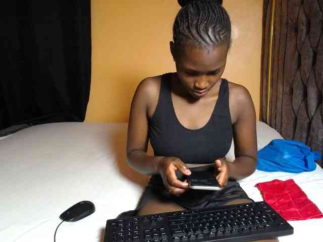 Oliviablue Live Webcam on BongaCams