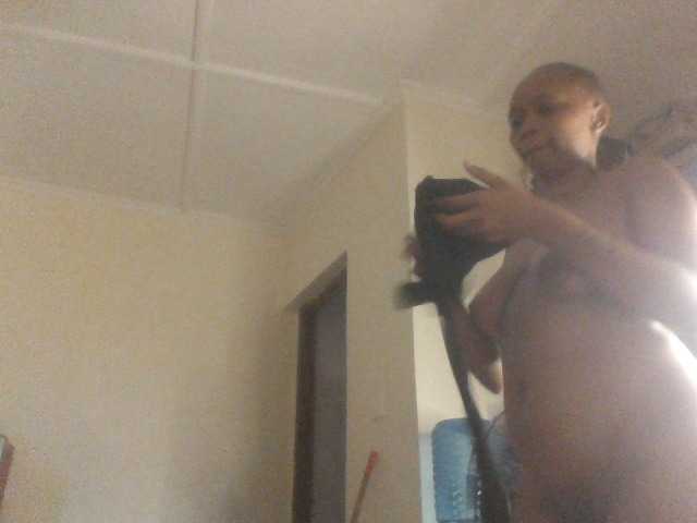 le modèle Seffielucy1 est en webcam porno dans un show sur le site bongacams, il possède les tags suivants: Ebony,Redhead,Shaved