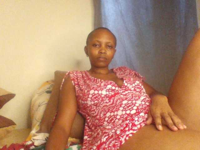 le modèle Seffielucy1 est en webcam porno dans un show sur le site bongacams, il possède les tags suivants: Ebony,Redhead,Shaved