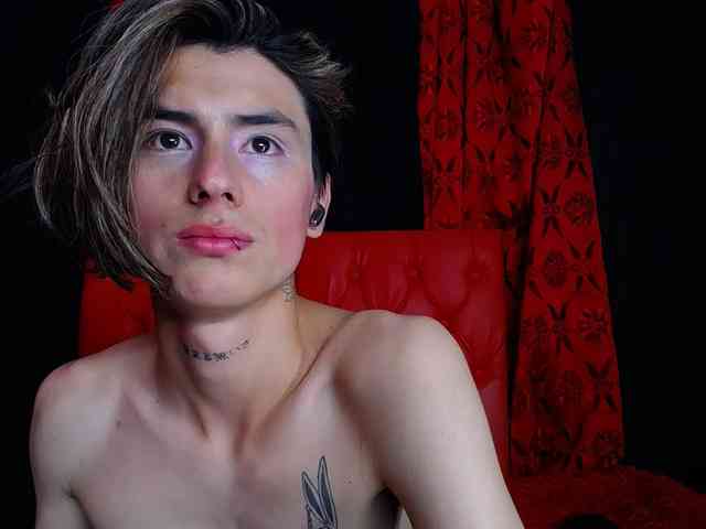 ALANNFOOX Live Webcam on BongaCams