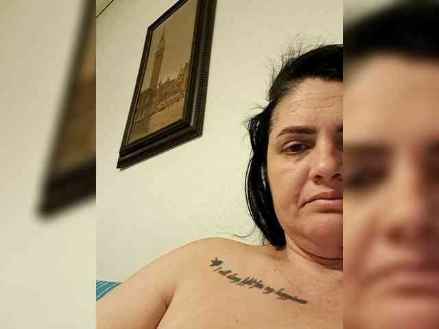 Cris810a Live Webcam on BongaCams