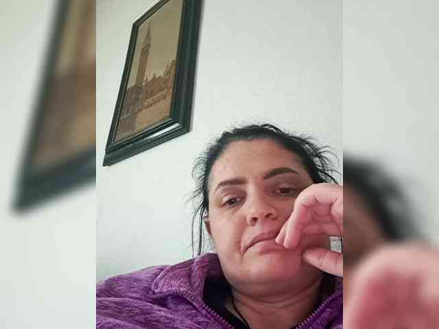 Cris810a Live Webcam on BongaCams