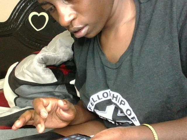 le modèle Slutybitch1 est en webcam porno dans un show sur le site bongacams, il possède les tags suivants: Ebony,Brunette,Shaved