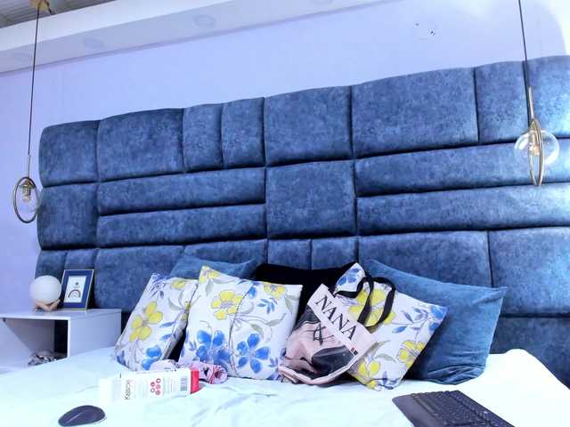 crystalstonee1's BongaCams show and profile