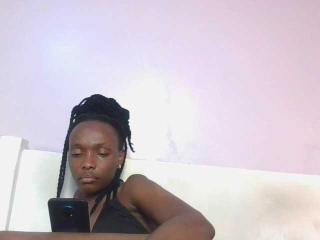 le modèle RealTemptress est en webcam porno dans un show sur le site bongacams, il possède les tags suivants: Ebony,Brunette,Trimmed