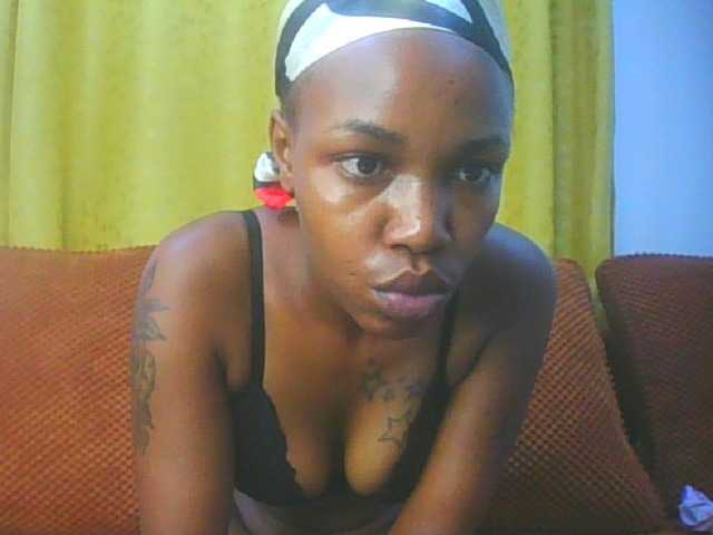 le modèle CocoaEclipse est en webcam porno dans un show sur le site bongacams, il possède les tags suivants: Ebony,Brunette,Shaved