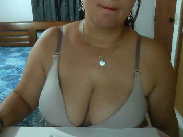 le modèle Ariel-69 est en webcam porno dans un show sur le site bongacams, il possède les tags suivants: Latino/Hispanic,Brunette,Trimmed