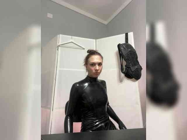 Liv4U-FEMDOM_Goddesssss webcam