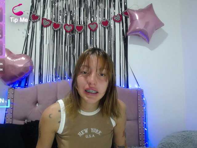 emilycooper Live Cam on BongaCams