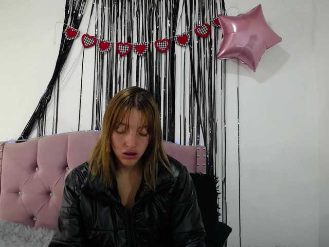 emilycooper webcam bongacams model stream image