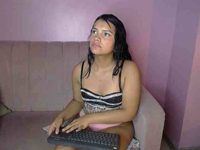 Antonella-Skyy webcam