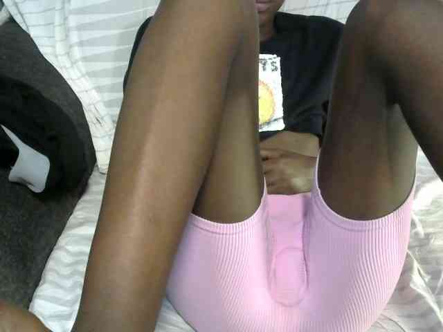 Petitequeenz Live Webcam on BongaCams