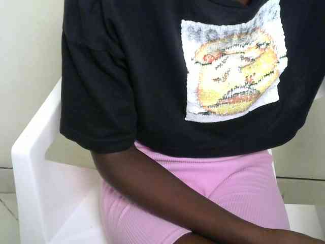 Petitequeenz Live Webcam on BongaCams