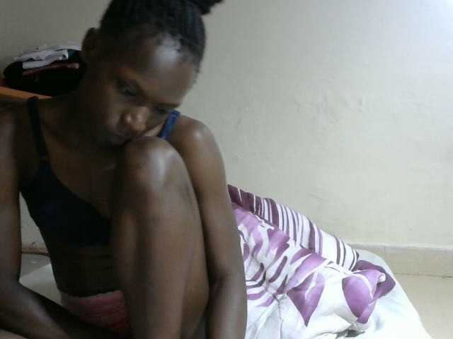 PrettyOne1 webcam bongacams model stream image